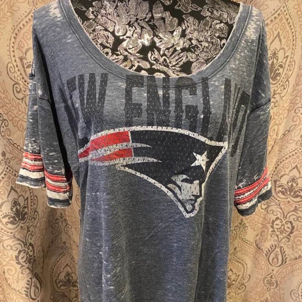 NFL Team New England Patriots Wide-Neck Distressed Jersey, XL